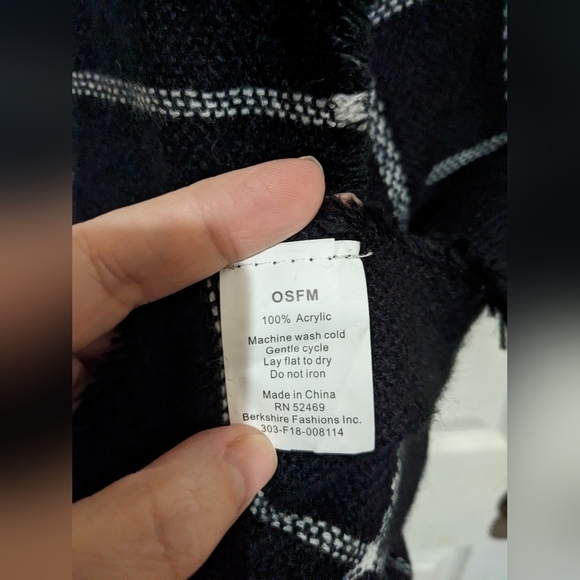 Berkshire Fashions scarf - Picture 2 of 2